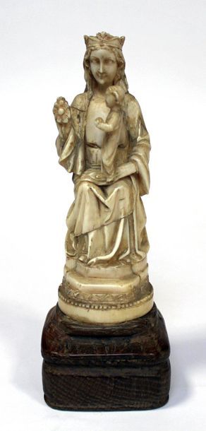 Vierge à l’Enfant en ivoire sculpté en ronde-bosse....