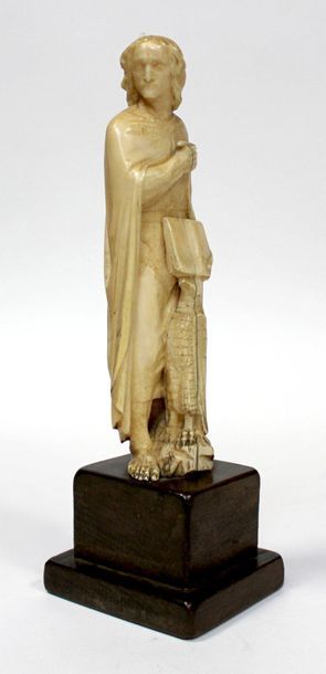 SAINT-JEAN en ivoire sculpté, représenté...