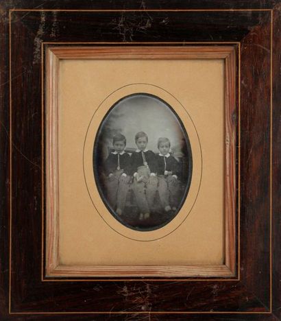 null [DAGUERRÉOTYPE]. Trois jeunes garçons vêtus d’un même costume, vers 1855. Format...