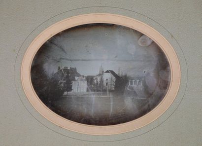  [DAGUERRÉOTYPE]. ANCIEN CASTELET et DÉPENDANCES, France, vers 1850. Daguerréotype...