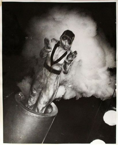 null WEEGEE (Arthur Felling), Woman shot from Cannon, 2 épreuves. Edward WESTON,...