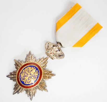 null ORDRES ET DECORATIONS. Ordre Royal du Cambodge. Croix de chevalier en argent...