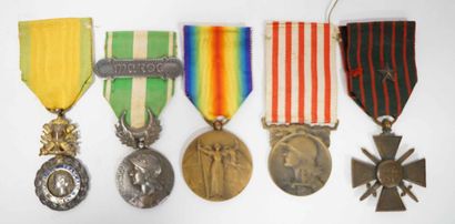 null ORDRES ET DECORATIONS. Cinq médailles Guerre 14-18. Médaille Militaire, médaille...