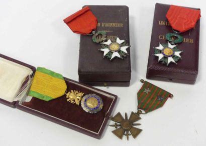 null ORDRES ET DECORATIONS. Deux croix de chevalier de l’ordre de la Légion d'Honneur...