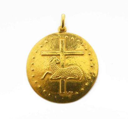 null LAY. Large and beautiful MEDAL in yellow gold depicting the Agnus Dei. Signed....