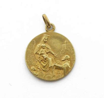 null MEDAILLE religieuse en or jaune à décor sur une face du Christ et de la Vierge...