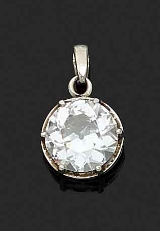 null PENDANT in white gold adorned with a large antique cut diamond. Diamond weight...