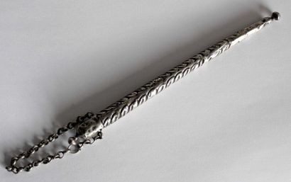 null READING HANDLE in silver embossed with repeated patterns with chain. Weight:...