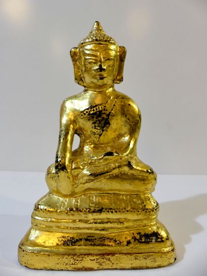 null Rare Bouddha en bronze laqué et doré assis dans la position de la prise de la...