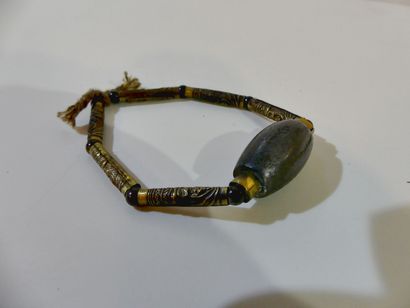 null Bracelet en métal composé d'une Amulette en plomb sacralisée par Luang Pho Khun...