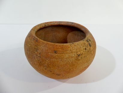 null Orange terracotta pot. Decorated with incised lines around the neck. Thailand:...