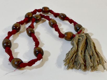null Intéressant chapelet composé de 12 perles en bois enfilées sur un ruban en coton...