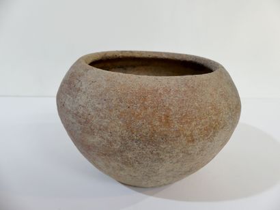 null Terracotta POT with traces of red coloration. Thailand: Lopburi. 1500 BC / 500...