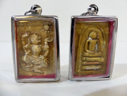 null Lot de deux amulettes : Première amulette représentant Hanuman dansant dans...