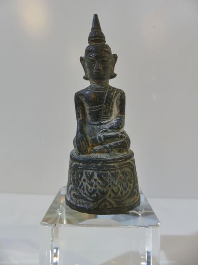 null Intéressant et rare Bouddha votif en bronze blanc assis dans la position de...