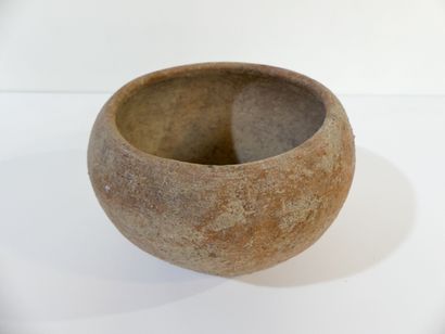 null Petit pot pansu en terre cuite rougeâtre. Thaïlande : Lopburi. 1500 av.JC /...