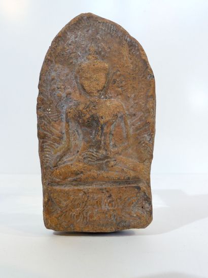 null Très rare plaque votive en terre cuite représentant Bouddha assis dans la position...