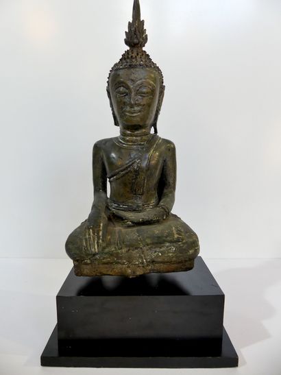 null Intéressant Bouddha en bronze assis dans la position de la prise de la terre...