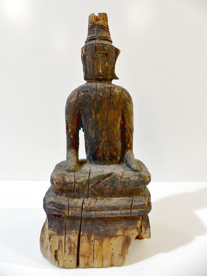 null Bouddha en bois avec trace de laque assis, les 2 mains sur les genoux. Position...