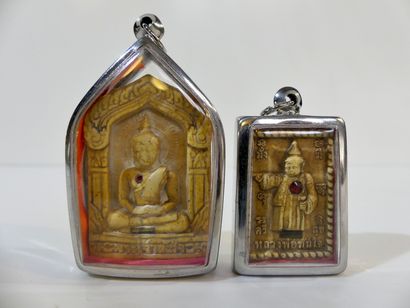 null Lot de deux amulettes : Première amulette représentant le Bouddha Phra Jao Than...