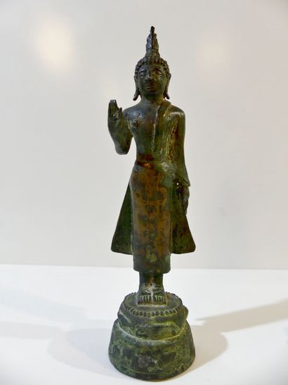 null Rare Bouddha en bronze debout sur socle lotiforme, main gauche le long du corps...