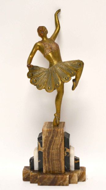 null M. PODIEBRAD, vers 1920-30. Danseuse. Bronze à patine dorée signé sur le socle...