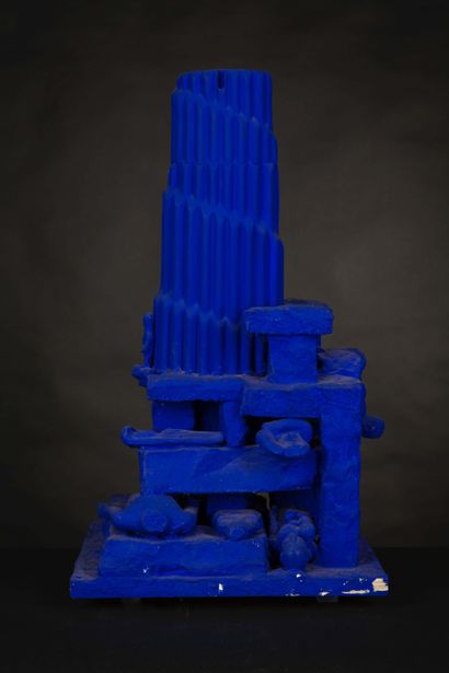 null Serge MANSAU pour Montana. Imposante sculpture en plâtre laqué bleu Klein surmontée...