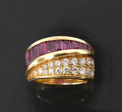 null Belle BAGUE croisée en or jaune, sertie de diamants en pavage et rubis baguette...