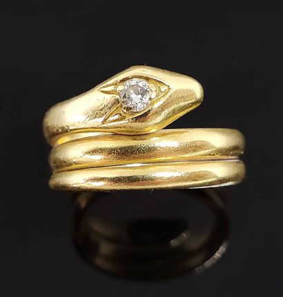 null BAGUE "Serpent" en or jaune, la tête rehaussée d'un diamant. Poids brut 6,91...