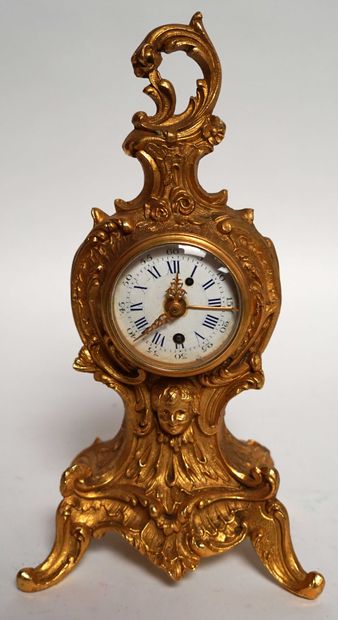 null PENDULETTE en régule doré de style Louis XV. H.30cm.