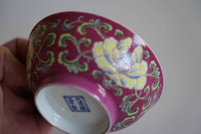 null 
BOL en porcelaine émaillée polychrome de trois pivoines jaunes dans leur...