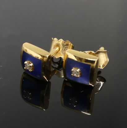 null Pair of earrings in yellow gold, blue mother-of-pearl with a small diamond....