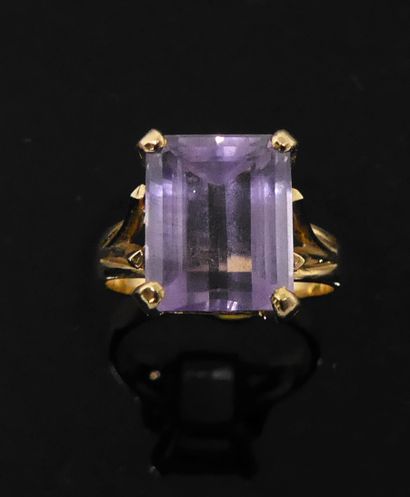 null Yellow gold ring set with an emerald cut amethyst. Gross weight 5,19 g