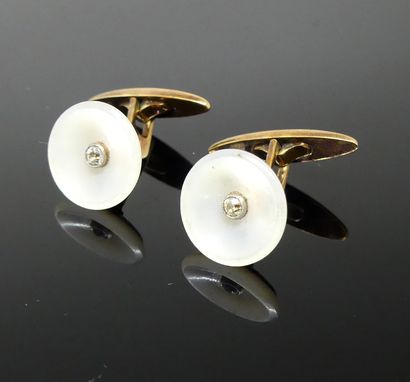 null Pair of HANDLEBARS in 585 mils gold, the mother-of-pearl button set with a small...