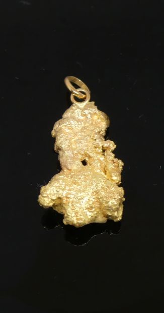 null Yellow gold nugget pendant. Gross weight 7,85 g