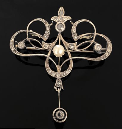 null Charming gold and silver brooch, openwork arabesque, set with roses and pearl....