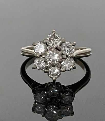 null Pompadour ring in rhodium-plated gold, set with a central diamond in a setting...