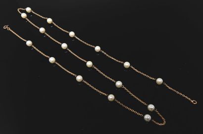 null Necklace with alternating pearls and forçat stitches. Gross weight 10 g