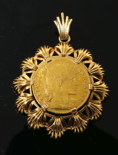 null Yellow gold pendant set with a 10 franc gold coin. Weight 10,70 g