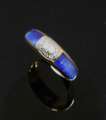 null Yellow gold ring set with pave diamonds and blue mother-of-pearl. Gross weight...