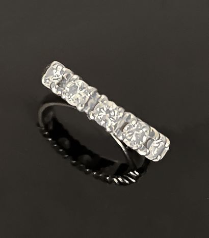 null River ring in rhodium-plated gold, set with six brilliant-cut diamonds. Gross...