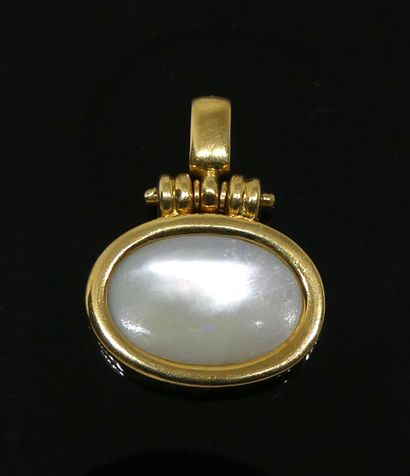null Yellow gold pendant set with a mother-of-pearl plate. Gross weight 6,52 g