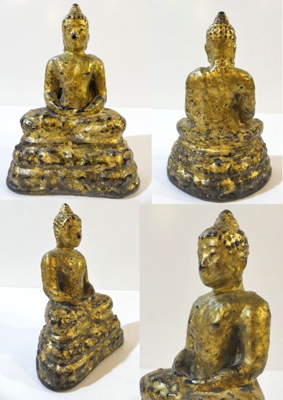 null Bouddha en bois laqué et doré assis en vajrasana, en méditation sur un socle...