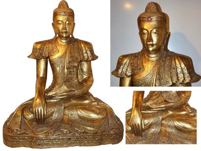 null Important Bouddha en teck laqué et doré au beau visage expressif assis dans...