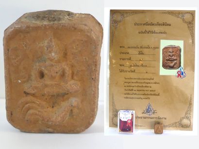 null Amulette en terre cuite représentant un Bouddha assis en méditation et un coq...