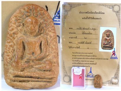 null Amulette en terre cuite représentant un Bouddha assis dans la position de la...