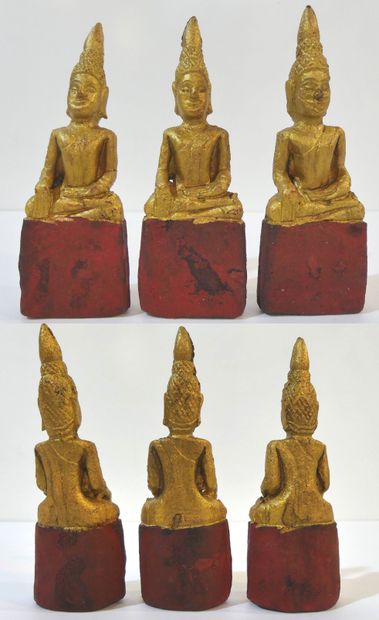 null Lot de 3 petits Bouddha votifs en bois laqué et doré assis dans la position...