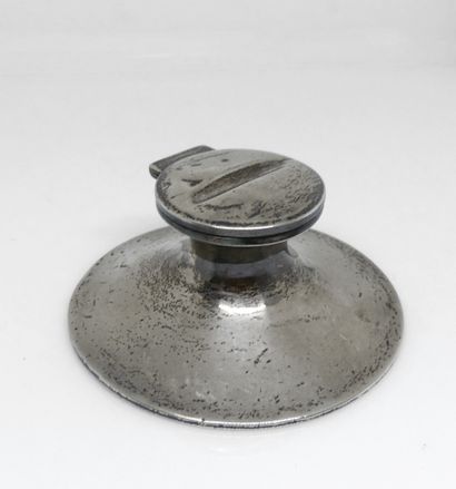 null Silver inkwell with a doucine. english work. Gross weight 305 g (weighted)