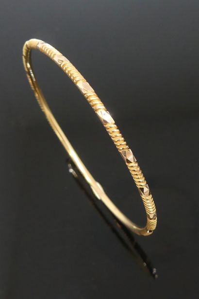 null Rigid yellow gold BRACELET with twisted and faceted decoration. Weight 15,5...