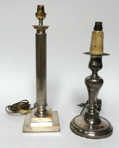 null PIED DE LAMPE en métal argenté figurant une colonne (H. 42 cm légères usures)...